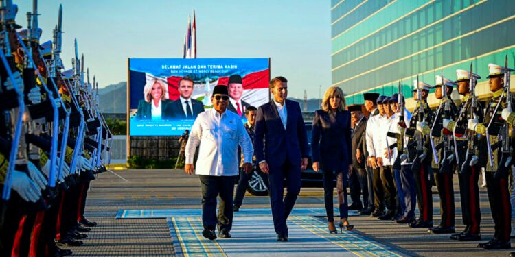 Presiden Prabowo Subianto Antar Langsung Keberangkatan Presiden Macron ke Singapura