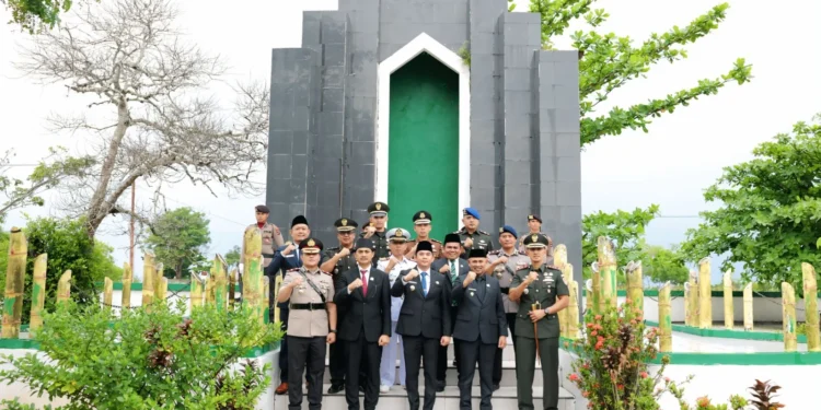 Ketua DPRD Tanah Bumbu Hadiri Upacara Harkitnas dan Ziarah Makam Pahlawan Mattone