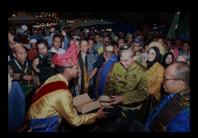 
					Pesona Budaya Mappanre Ri Tasi’e dan Expo Tanah Bumbu 2025 Resmi Dibuka, Bupati Tanbu,