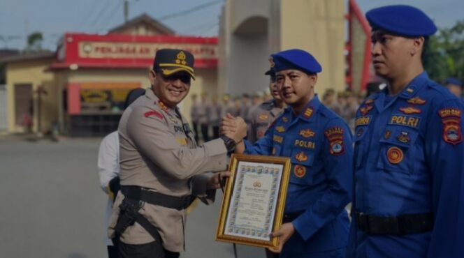 
					Kapolres Kotabaru Pimpin Upacara Kenaikan Pangkat dan Penghargaan, 11 Personel Sat Polairud Raih Prestasi