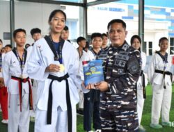 Sabet Juara Umum Danlanal Kotabaru Beri Penghargaan Kepada Atlit Taekwondo Binaan Lanal Kotabaru.