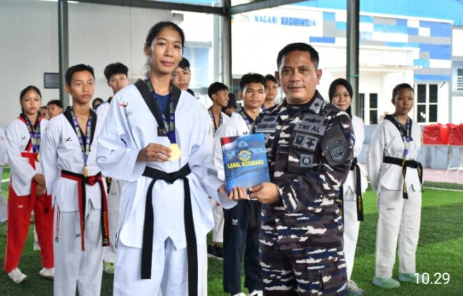 
					Sabet Juara Umum Danlanal Kotabaru Beri Penghargaan Kepada Atlit Taekwondo Binaan Lanal Kotabaru.