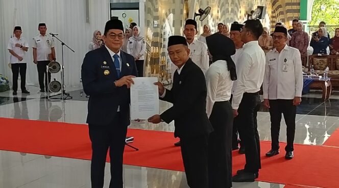 
					Bupati Andi Rudi Latif Serahkan SK Pengangkatan CPNS/PPPK