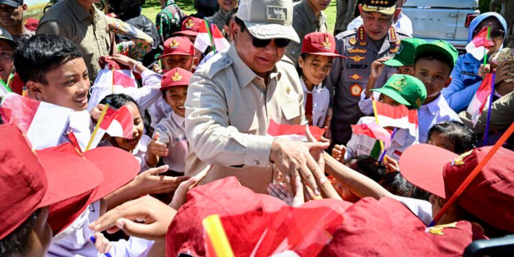 Disambut Meriah Warga, Presiden Prabowo Tiba di Bengkayang untuk Panen Raya Jagung