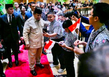 Warga dan Pelajar Indonesia di Singapura Antusias Sambut Kedatangan Presiden Prabowo