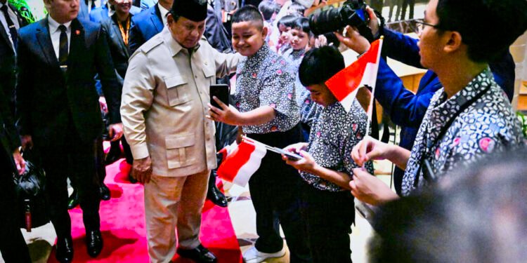 Warga dan Pelajar Indonesia di Singapura Antusias Sambut Kedatangan Presiden Prabowo