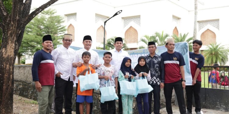 Bupati Tanah Bumbu Turun Langsung Salurkan Daging Kurban Bantuan Presiden Prabowo