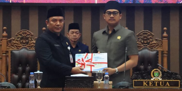 Pemkab Tanah Bumbu Sampaikan LPj APBD 2024 dalam Rapat Paripurna DPRD