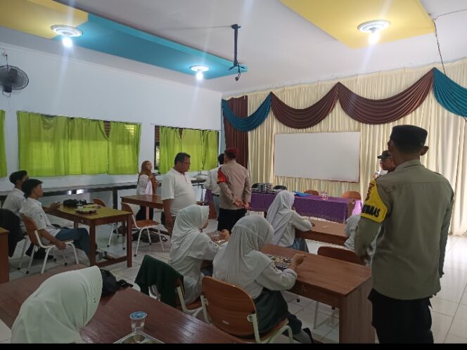 
					Polres Kotabaru Kawal Penyaluran Program MBG Untuk 1.143 Siswa di Sekolah.