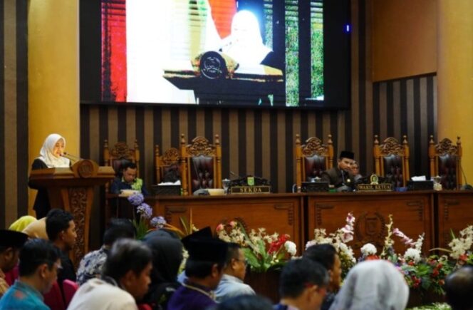 
					DPRD Tanah Bumbu Gelar Rapat Paripurna Jawaban Bupati Tanbu atas Pemandangan Umum dari Fraksi-Fraksi.