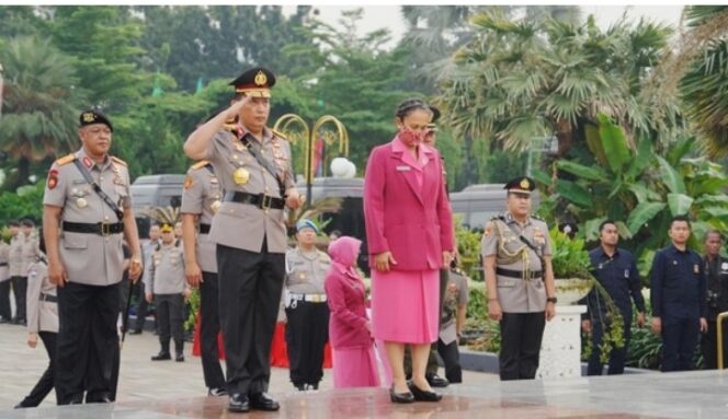 
					HUT Bhayangkara ke-79, Kapolri Ziarah ke Makam BJ Habibie dan Jenderal Hoegeng.