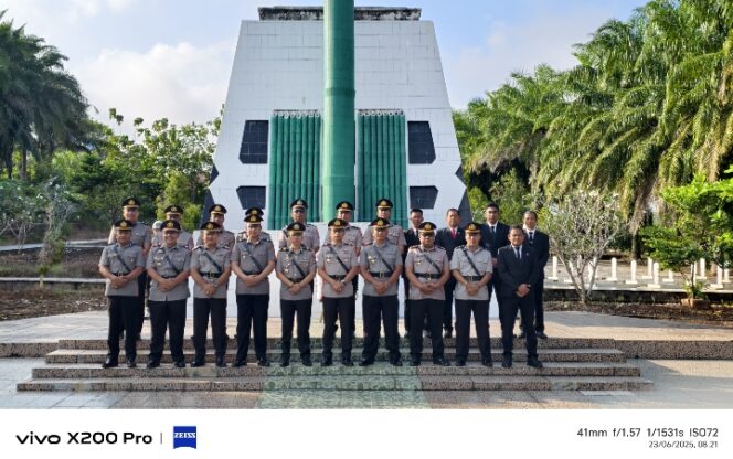 
					Polres Kotabaru Gelar Upacara Ziarah Peringati Hari Bhayangkara ke-79 di TMP Wadah Batuah