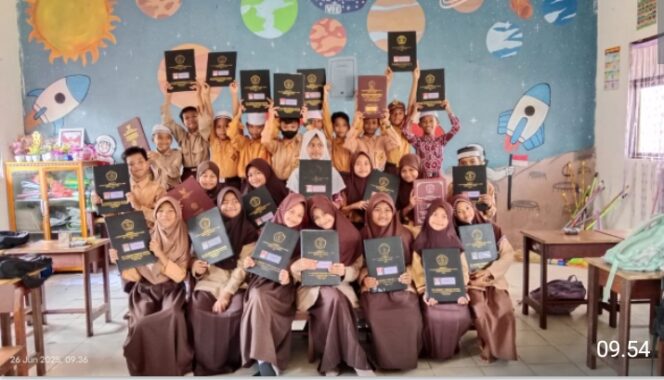 
					Siswa Dan Orang Tua Sambut Antusias Pembagian Raport Di SDN Pondok Butun.