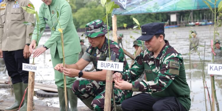 Peringati HUT Ke-67 Kodam VI/Mulawarman, Tanam Mangrove di Kawasan Pesisir Tanah Bumbu