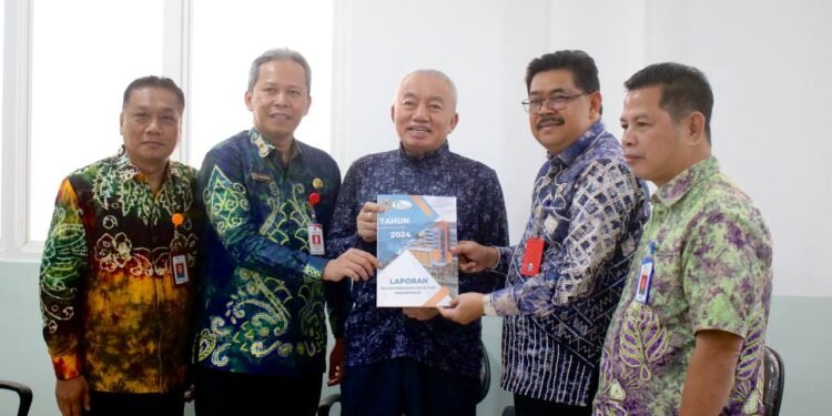 Ketua Dewan Pengawas RSUD Ulin Serahkan Laporan Tahunan 2024 ke Gubernur Kalsel