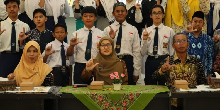 Di Lomba Resensi Buku Tingkat SMP/Sederajat, Dispersip Kalsel Latih Kreativitas Pelajar