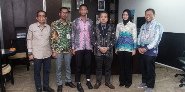 Dua Pelajar Kalsel Siap Harumkan Nama Daerah di Istana Negara, Pj Sekdaprov Beri Pesan dan Apresiasi