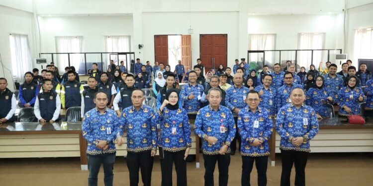 Resmi Melepas Kontingen LKS SMK Tingkat Nasional, Sekdaprov Kalsel : Jaga Kesehatan dan Tunjukkan Kemampuan Terbaik