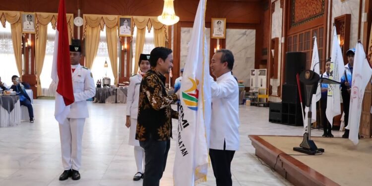 Target Tiga Besar, Wagub Kalsel Lepas Kontingen Kalsel Menuju FORNAS VIII NTB