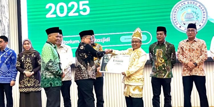 Gubernur Kalsel Terima Penghargaan PGM Award 2025