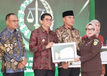 Bupati Andi Rudi Latif Terima Penghargaan dari Kejati Kalsel