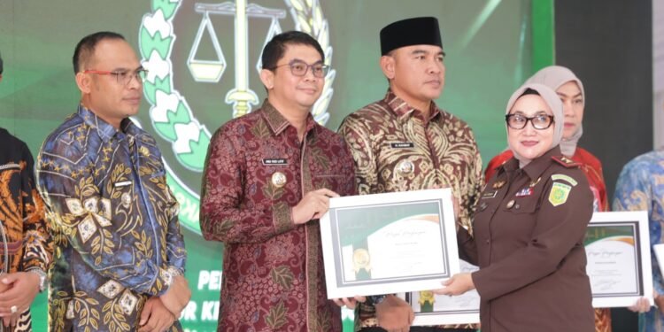Bupati Andi Rudi Latif Terima Penghargaan dari Kejati Kalsel