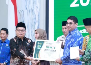 Dukung Kemajuan Madrasah, Bupati Tanah Bumbu Andi Rudi Latif Raih PGM Award 2025