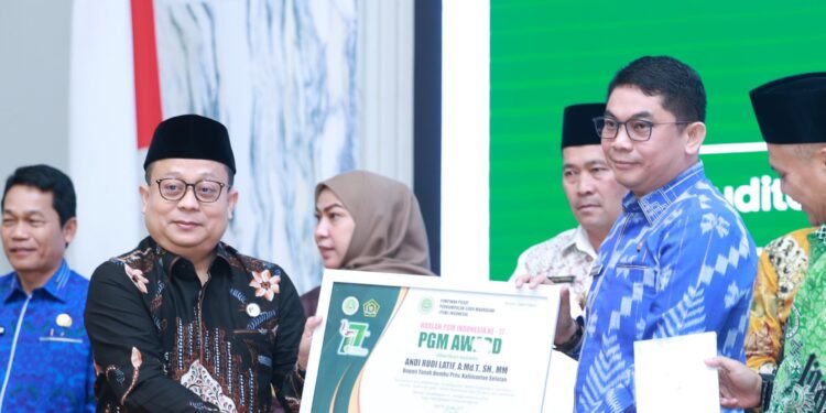 Dukung Kemajuan Madrasah, Bupati Tanah Bumbu Andi Rudi Latif Raih PGM Award 2025