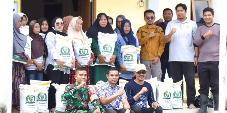 Pemkab Tanah Bumbu dan Bulog Salurkan Bantuan Pangan Beras di Desa Saring Sungai Bubu