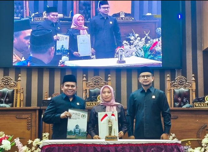
					DPRD Tanah Bumbu Rapat Paripurna Dalam Rangka Penandatanganan Nota Kesepakatan.
