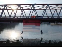 KPA Ulin Kibarkan Bendera di Delapan Titik Jembatan di Tanahbumbu, Aksi Peringatan HUT RI ke-80