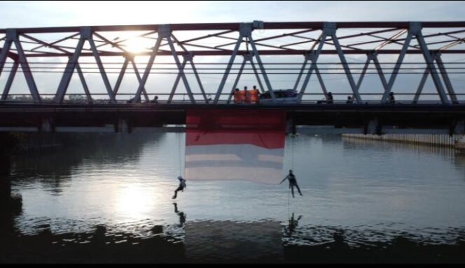 
					KPA Ulin Kibarkan Bendera di Delapan Titik Jembatan di Tanahbumbu, Aksi Peringatan HUT RI ke-80