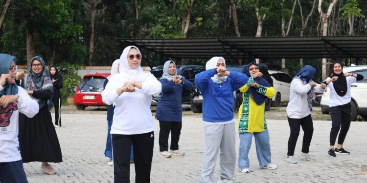 Andi Irmayani Rudi Latif Pimpin Aksi Jumat Bersih dan Senam Sehat TP PKK