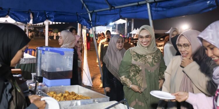 Ketua TP PKK Tanah Bumbu Tinjau Stand UMKM di Gerakan Aksi Serentak