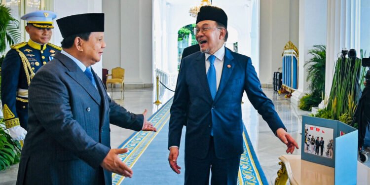Bincang Hangat dan Senyum Lebar Warnai Perpisahan Presiden Prabowo dan PM Anwar di Istana Merdeka