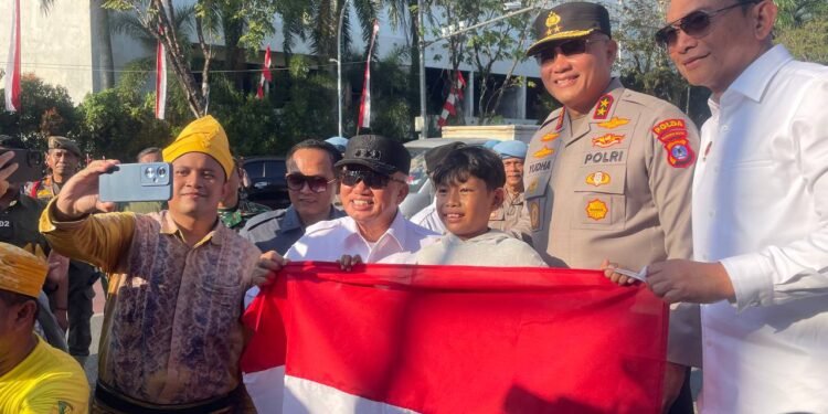 Pemprov Kalsel Bersama Forkopimda Bagikan Puluhan Ribu Bendera Merah Putih Menyambut HUT ke-80 RI