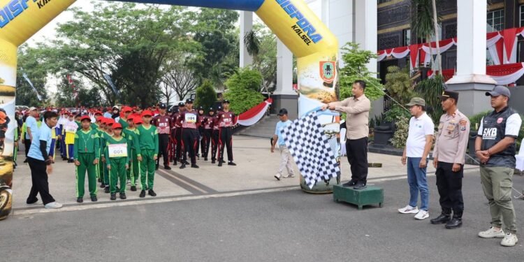 Puluhan Tim SD dan SMP Ramaikan Gerak Jalan Harjad ke-75 Kalsel dan HUT ke-80 RI