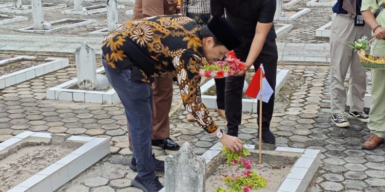Wagub Kalsel Ziarah Ke Makam Pahlawan Bumi Kencana