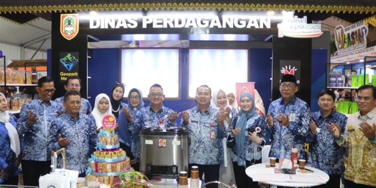 Stan Estetik dan Elegan Disdag Kalsel di Kalsel Expo 2025 Tampilkan Produk Unggulan Binaan Siap Ekspor