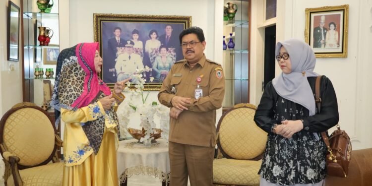 Plt Asisten Muslim Anjangsana Ke Kediaman Keluarga Gubernur Sjachriel Darham