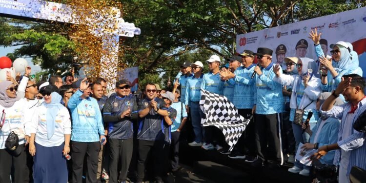 Ribuan Peserta Meriahkan Fun Walk Harjad ke-75 Kalsel dan HUT ke-80 RI, Gubernur Muhidin Serahkan Hadiah Umrah