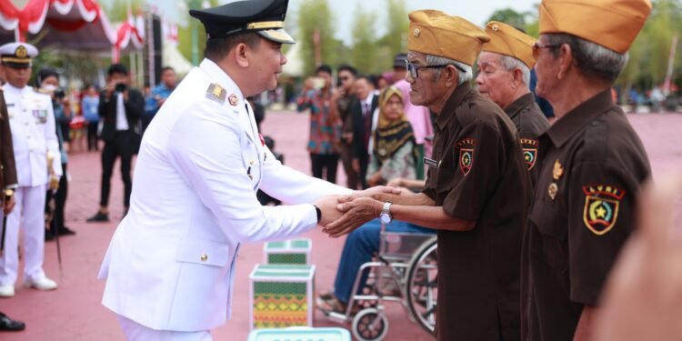 HUT ke-80 RI, Bupati Andi Rudi Latif Serahkan Berbagai Bantuan dan Penghargaan