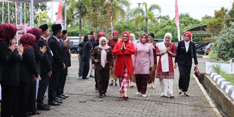 Ketua TP PKK Tanah Bumbu Hadiri Upacara Detik-Detik Proklamasi HUT ke-80 RI