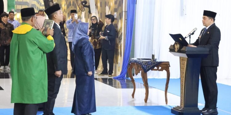 Bupati Andi Rudi Latif Lantik Yulian Herawati sebagai Sekda Tanah Bumbu