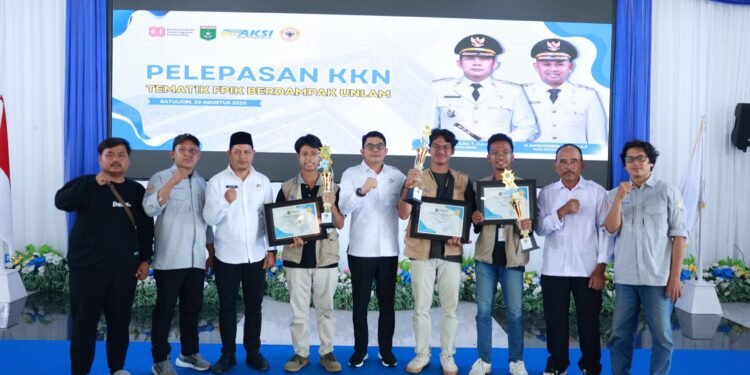 Bupati Andi Rudi Latif Beri Penghargaan kepada Kelompok Nilai Tertinggi KKN FPIK ULM 2025