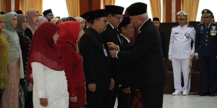 Gubernur Kalsel Anugerahkan Satyalencana Karya Satya Kepada 446 PNS Pemprov Kalsel