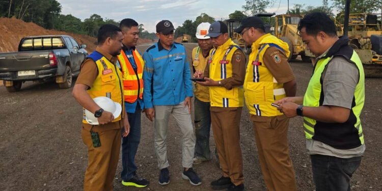 Dinas PUPR Kalsel Tinjau Proyek Jalan Lintas Tengah Pulau Laut, Target Tuntas Bertahap