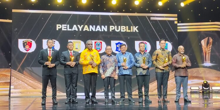 Gubernur Kalimantan Selatan H. Muhidin Raih Penghargaan Pelayanan Publik di Pemimpin Daerah Awards 2025