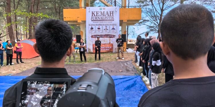 Kemah Jurnalistik PWI Tanah Bumbu Dibuka, Indonesia Raya 3 Stanza Bergema!