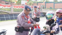 Brimob Polda Kalsel Batalyon B Pelopor Bagikan Ratusan  Bendera Merah Putih kepada Pengguna Jalan Di Tanah Bumbu.